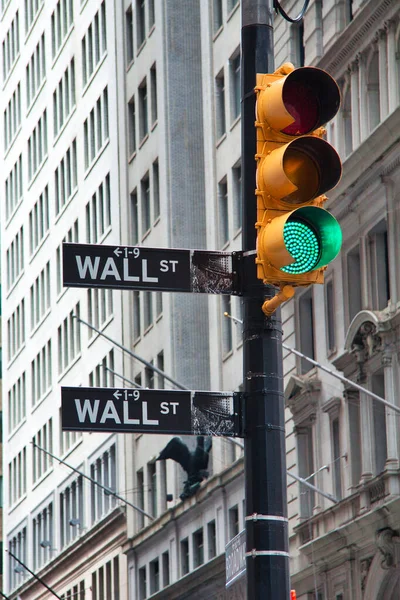 Symboliczne Zdjęcie Dobrobytu Wall Street Sign Green Traffic Light Nowy — Zdjęcie stockowe