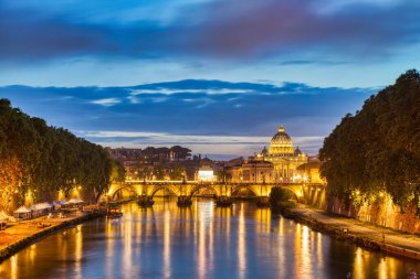 İtalya 'nın başkenti Dusk' ta, Roma 'daki St. Peter Katedrali' nde aydınlatıldı. 