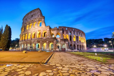 Dusk, Roma, İtalya 'da Aydınlanmış Kolezyum
