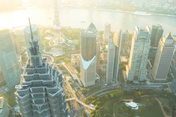 Shanghai Luftaufnahme Bei Sonnenuntergang Mit Urbanen Wolkenkratzern Über Dem Fluss — Stockfoto