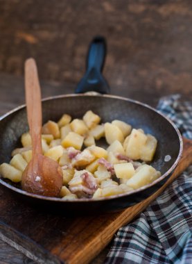 Domuz pastırmalı kızarmış patates.