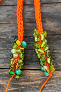 El yapımı örgü kolye