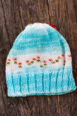 Kış örgü şapka