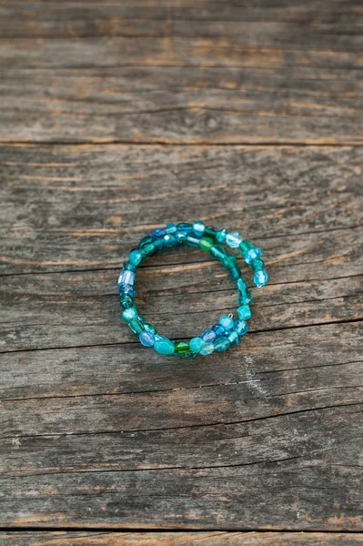 Blaues Armband mit Perlen — Stockfoto