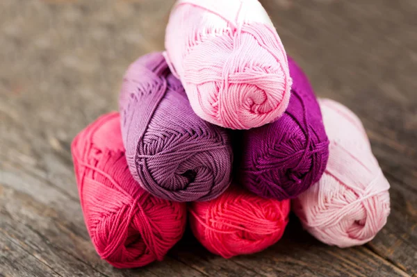 Pink and purple yarn — Stock Photo, Image