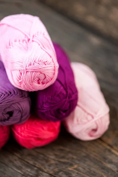 Pink and purple yarn — Stock Photo, Image