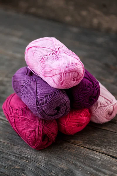 Pink and purple yarn — Stock Photo, Image