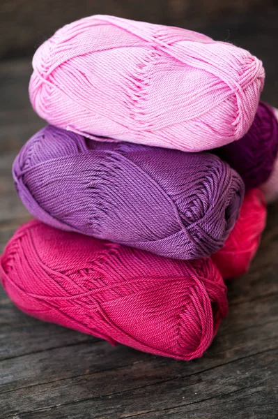 Pink and purple yarn — Stock Photo, Image