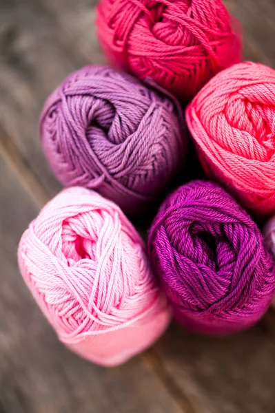 Pink and purple yarn — Stock Photo, Image