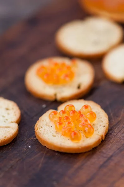 Caviar de salmão em pão — Fotografia de Stock