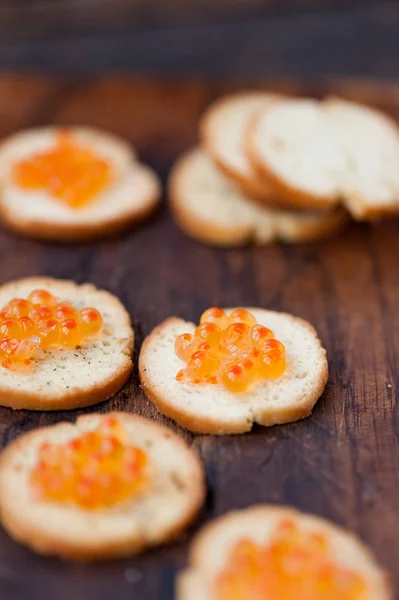 Caviar de salmão em pão — Fotografia de Stock