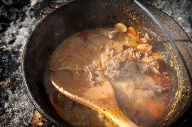 Bir demir kazan kuzu ile