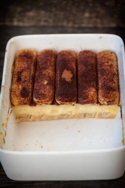 Tiramisu pasta içinde bir tepsi
