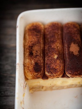 Tiramisu pasta içinde bir tepsi