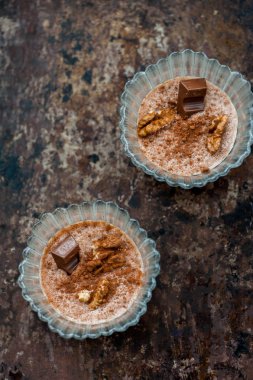 Bir kase içinde çikolatalı puding