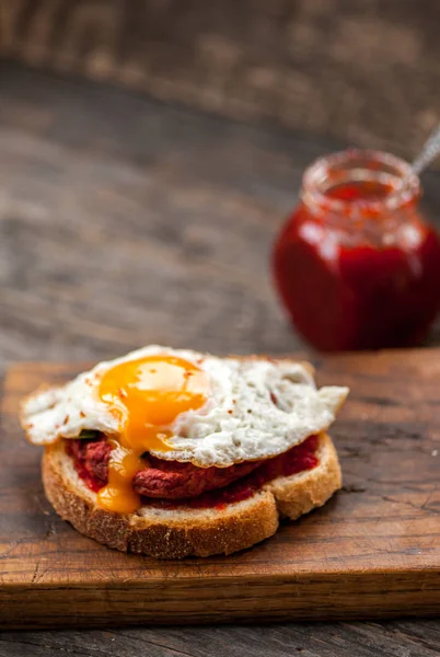 Sandwich de remolacha con huevo — Foto de Stock