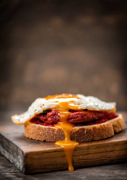 Sandwich de remolacha con huevo — Foto de Stock