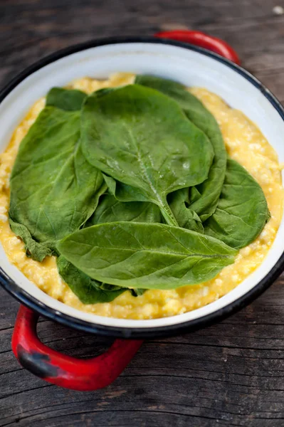 Spinat und Käse-Omelett — Stockfoto