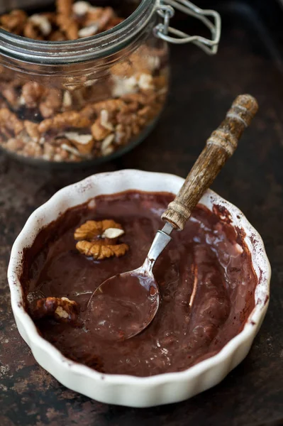 Chocolade soufflé met walnoten — Stockfoto