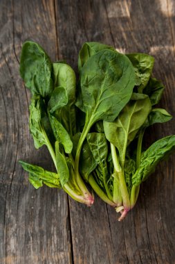 Taze organik ıspanak