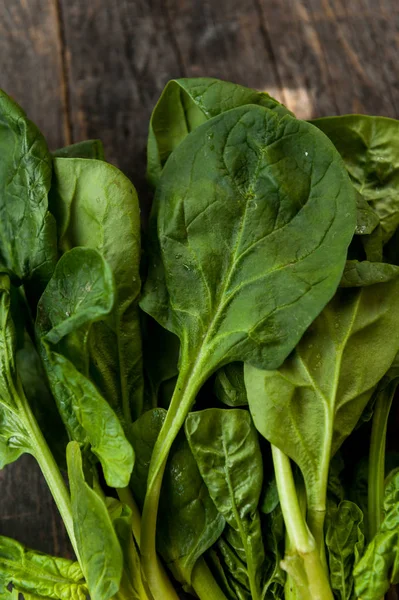 Fresh organic spinach — Stock Photo, Image