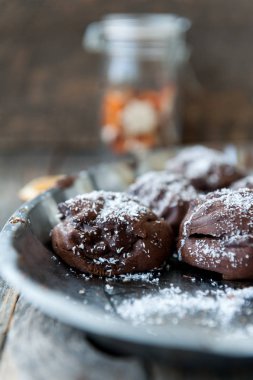 Rustik bir arka plan üzerine çikolatalı profiterol