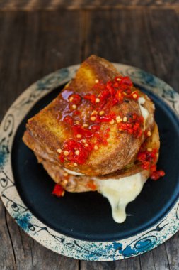 Izgara peynirli sandviç