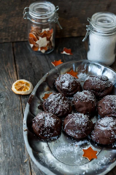 Czekoladowe profiteroles na tle rustykalnym — Zdjęcie stockowe