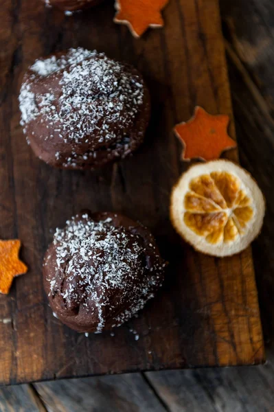 Schoko-Profiterolen auf rustikalem Hintergrund — Stockfoto