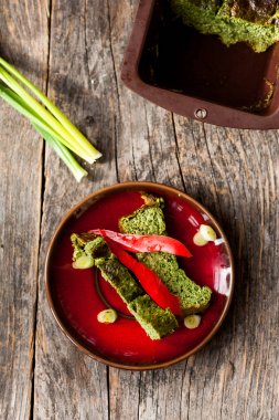 Yabani sarımsak ve nettles omlet fırın