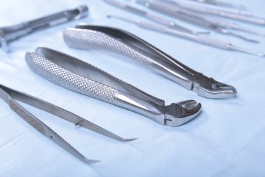 Mavi masada diş hekimleri için tıp aletleri