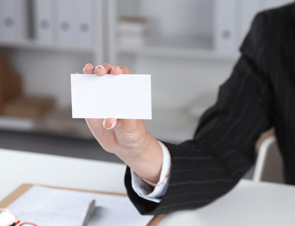 Крупный план визитки в женской руке
