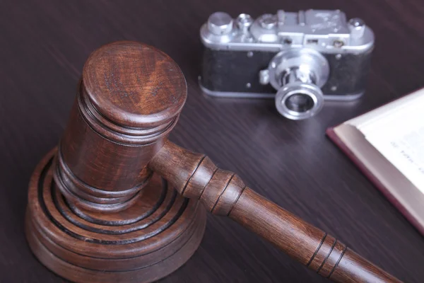 Auction hammer , symbol of authority and vintage camera — Stock Photo, Image