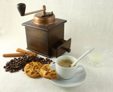 Kahve fincanı, bisküvi, değirmeni ve coffeebeans tablo