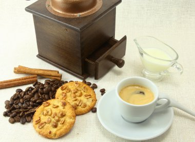 Kahve fincanı, bisküvi, değirmeni ve coffeebeans tablo