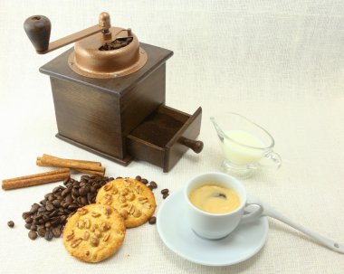 Kahve fincanı, bisküvi, değirmeni ve coffeebeans tablo