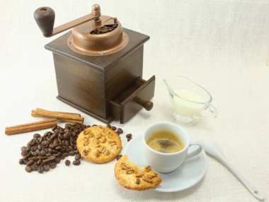 Kahve fincanı, bisküvi, değirmeni ve coffeebeans tablo