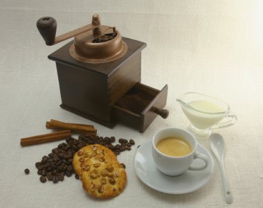 Kahve fincanı, bisküvi, değirmeni ve coffeebeans tablo