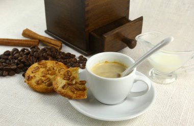 Kahve fincanı, bisküvi, değirmeni ve coffeebeans tablo