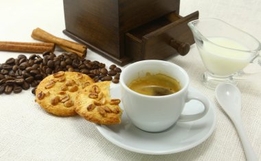 Kahve fincanı, bisküvi, değirmeni ve coffeebeans tablo