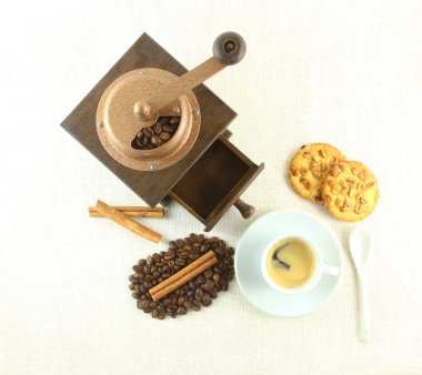 Kahve fincanı, bisküvi, değirmeni ve coffeebeans tablo