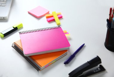 Defter kalem ve yer imleri ile. Eğitim kavramı