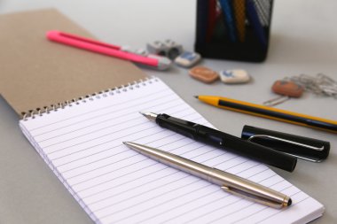 Defter kalem ve yer imleri ile. Eğitim kavramı