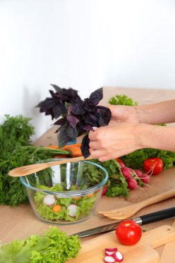 yemek hazırlama sebze salatası - shot closeup eller