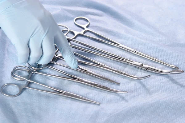 Instrumentos médicos em uma bandeja de aço — Fotografia de Stock