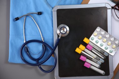 Doktor mavi masada için stetoskop ve tıbbi aletleri