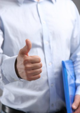 Elini el sıkışma için sunan iş adamı