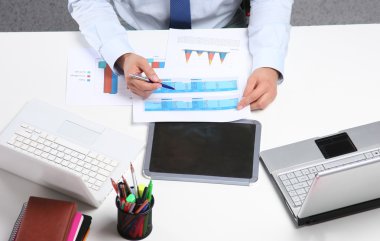 Masaya oturma ve çalışma office iş adamı