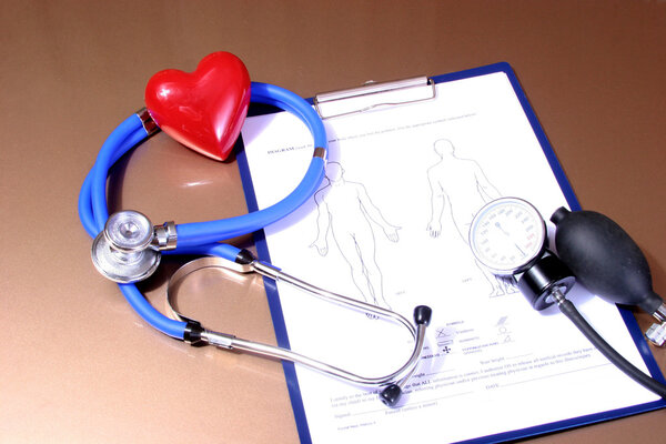 RX пустой, стетоскоп и сердце изолированы на белом фоне
