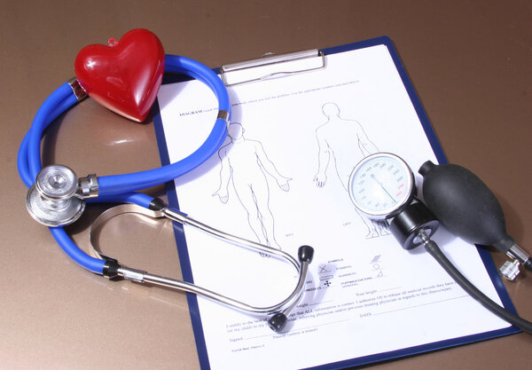 RX пустой, стетоскоп и сердце изолированы на белом фоне
